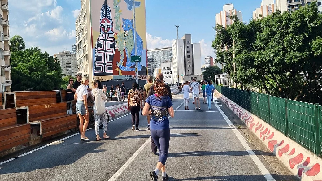 l'autostrada che ha dimenticato le sue macchine: ecco come i pedoni hanno trasformato il cemento in arte