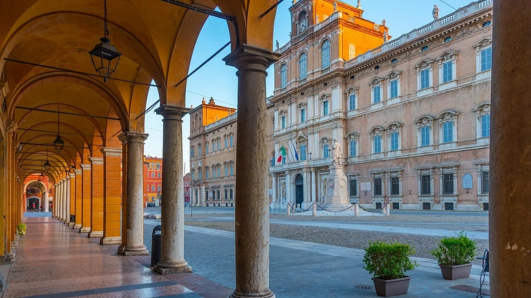 basta con i soliti musei: questa bottega di modena è un luogo dove l’arte entra direttamente... dal naso