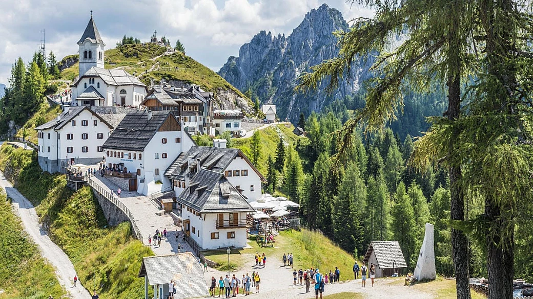 la montagna che cambia volto a ogni stagione è la meraviglia d'italia che solo in pochi conoscono
