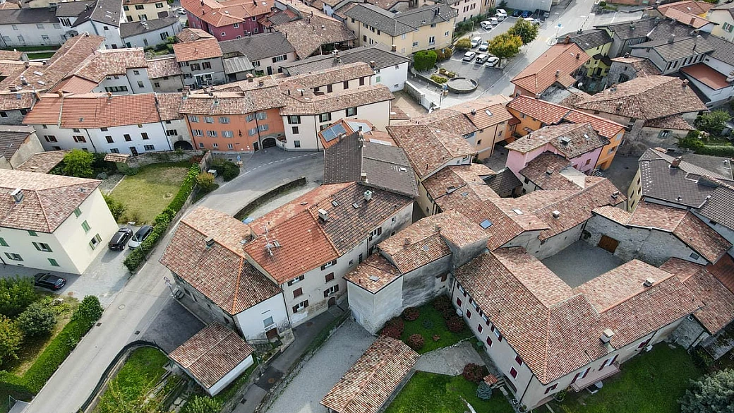 È il borgo della polenta rossa dove tutti parlano italiano, eppure non ci troviamo nel bel paese