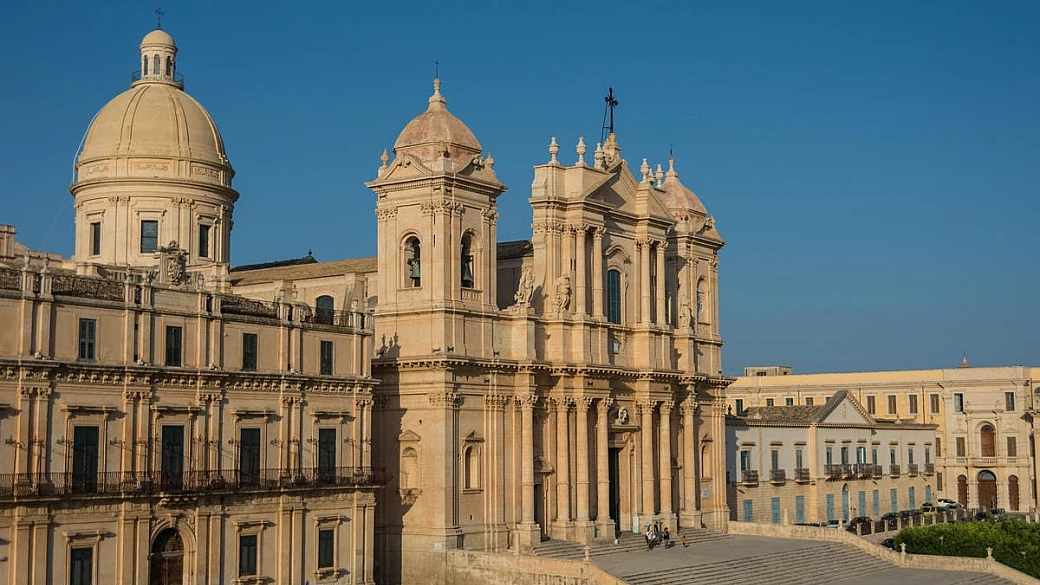 l'antica chiesa del '700 trasformata in un negozio di lusso: insulto all'arte o trasformazione necessaria?