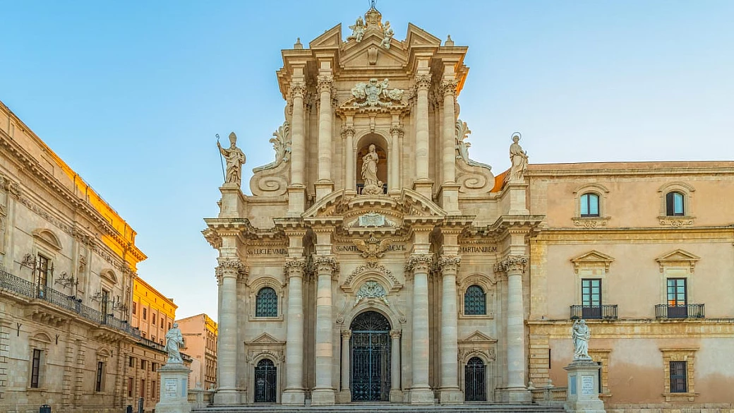 labirinti, chiese barocche e tramonti d'oro: cosa vedere a ortigia, la penisola più bella del mediterraneo