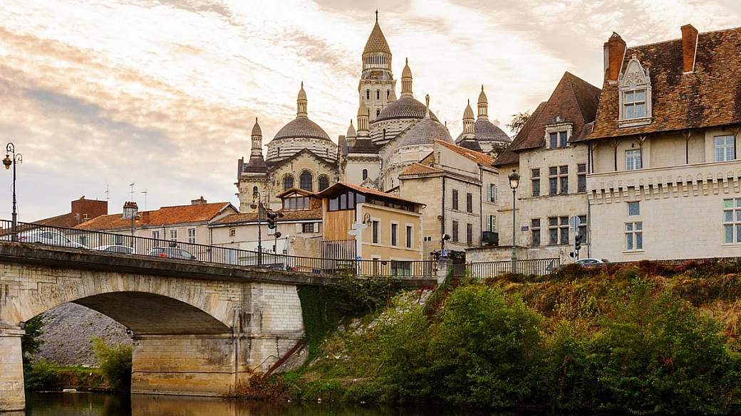 È l'antica capitale di quest'angolo della francia: ti innamorerai dei suoi mercati e dei tanti piatti tipici