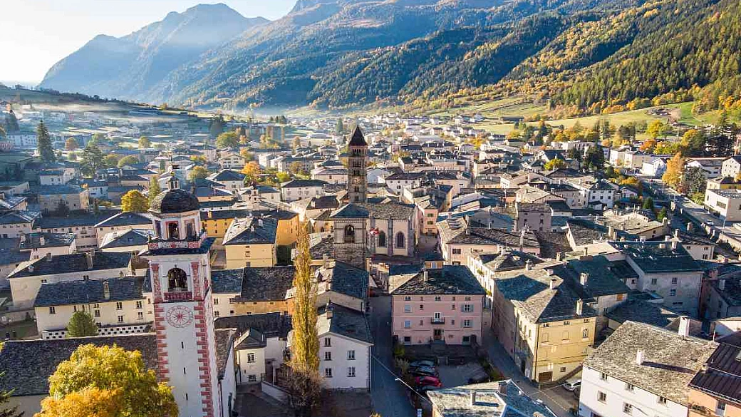 un angolo d'italia tra le montagne della svizzera: viaggio nel borgo unesco dove il tempo rallenta davvero