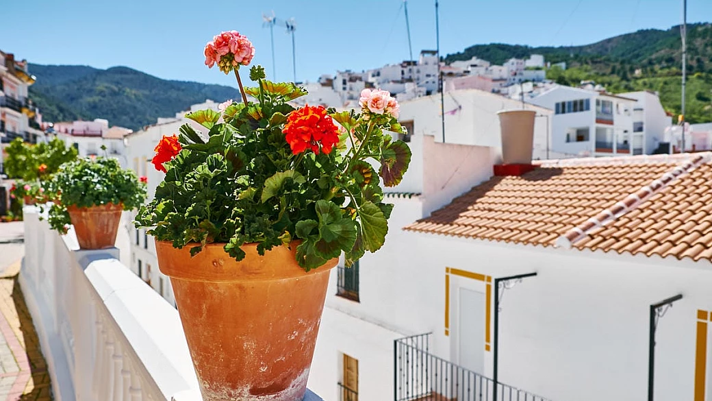 nascosto tra le vette della sierra nevosa c'è il borgo bianco che custodisce la porta segreta dell'andalusia