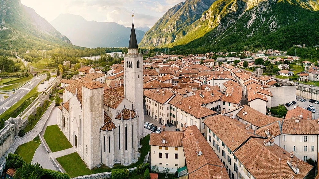 friuli 50 anni dopo: un viaggio tra i luoghi del sisma e la ricostruzione coraggiosa