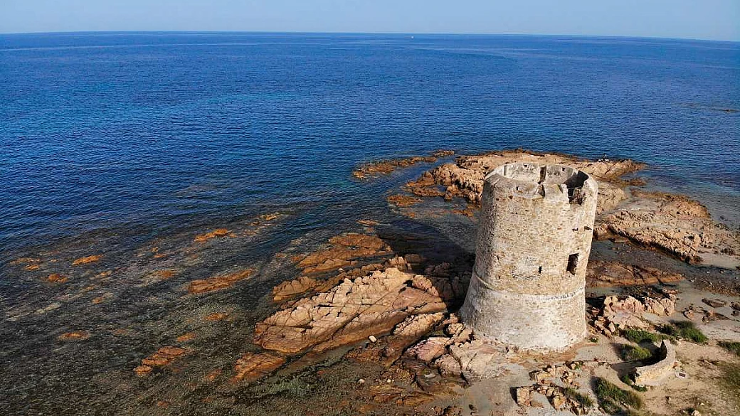 più antica di roma e più bella dei caraibi: qui la sardegna d'autore ti regala l'estate perfetta