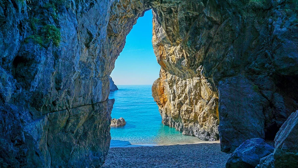 calabria, è qui la spiaggia più nascosta d'italia: una volta scoperta non vorrai andartene più