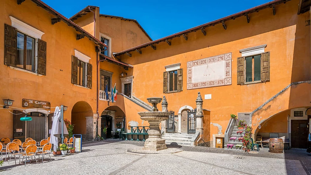 la rivincita dei borghi senza hotel: 3 mete rurali d'eccellenza dove vivere l'estate italiana più autentica