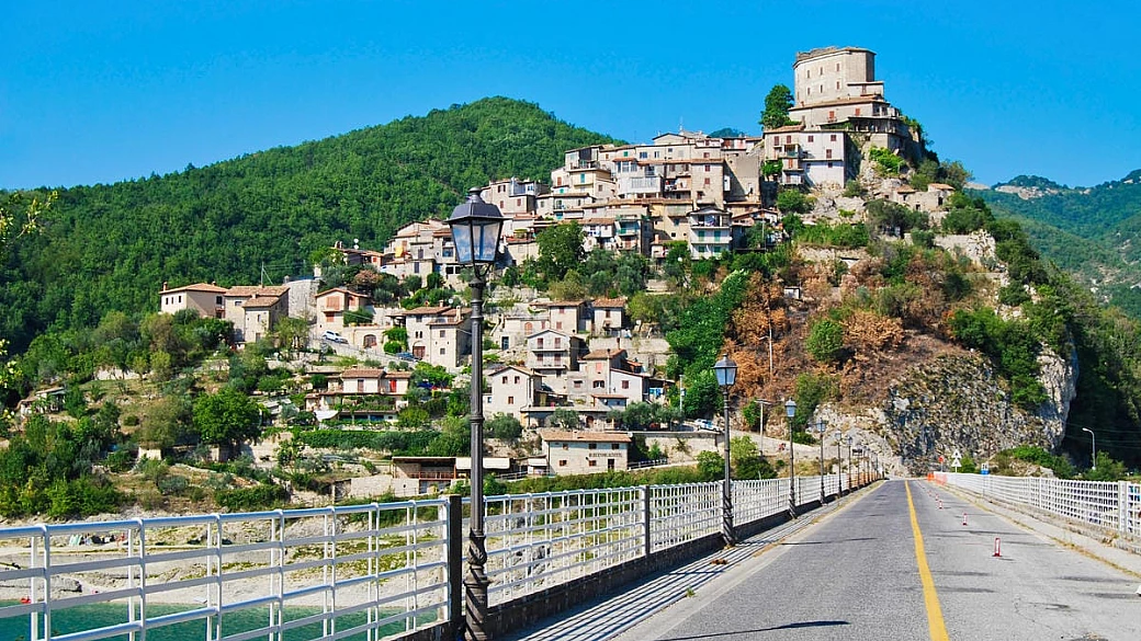 lazio, il borgo diviso in due dal lago che ospita una bellissima ghost town