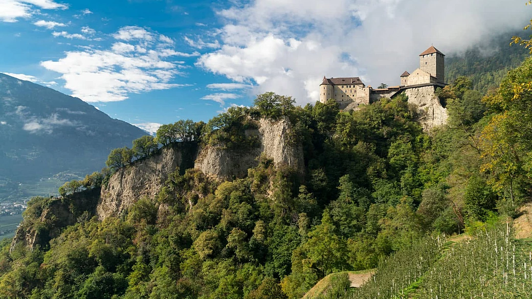 tirolo, il balcone panoramico su merano e la val d’adige