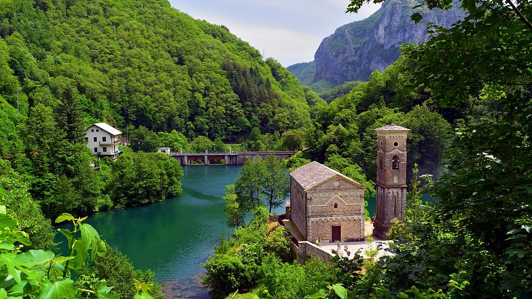 È l'unica isola in italia immersa tra le montagne: qui c'è il borgo ritrovato con una storia da fiaba