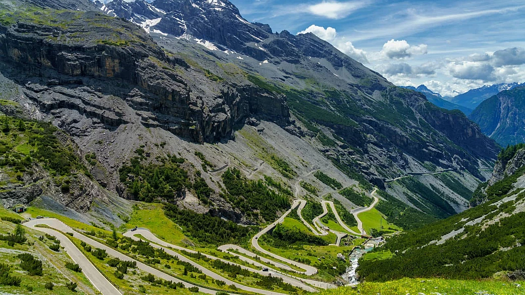 eravamo indecisi su dove fare il prossimo viaggio in moto, ma abbiamo capito che la vera meta dei sogni è dietro l'angolo