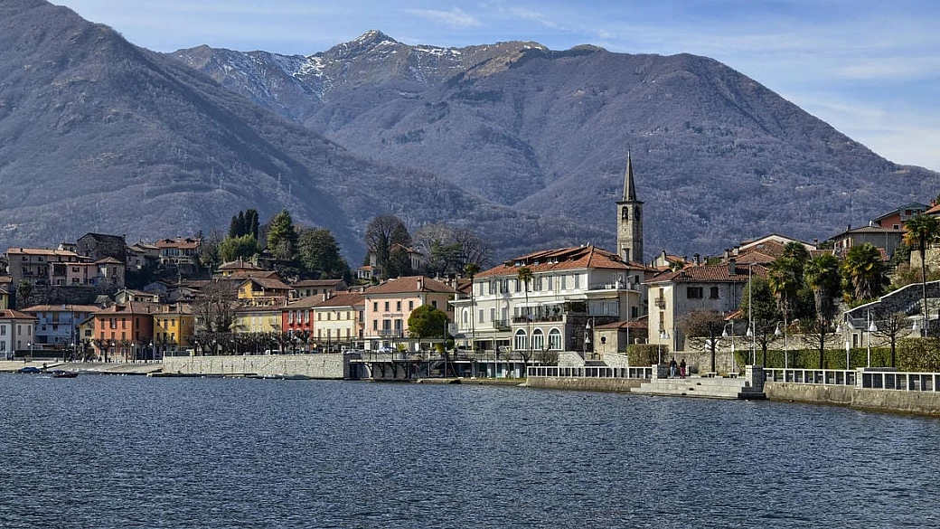 piemonte, i segreti del lago più pulito d'italia: un tuffo nel blu a un'ora da torino