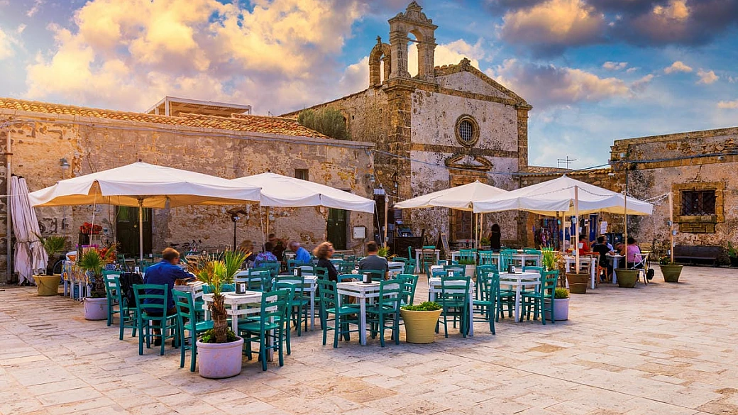 sembra di stare in grecia, ma qui tutti parlano italiano: hai mai visto il borgo della piazza cartolina?