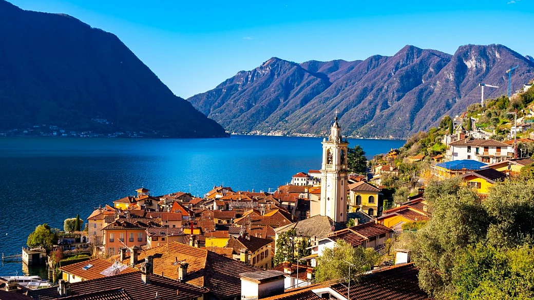 sembra costruito al contrario, ma questo campanile sul lago di como ha una storia tutta da raccontare