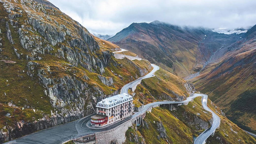 sale fino a 2400 metri nel cuore delle alpi: in svizzera c'è la strada che ha conquistato persino james bond