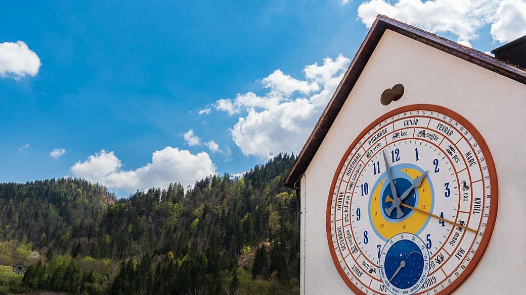 la chiamano la città degli orologi e si trova in italia: qui saprai sempre che ora è