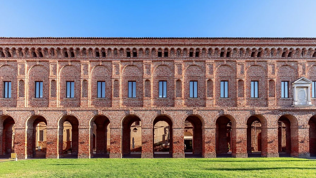 un museo a cielo aperto: in lombardia c'è una città di arte e marmi nascosta nella pianura padana
