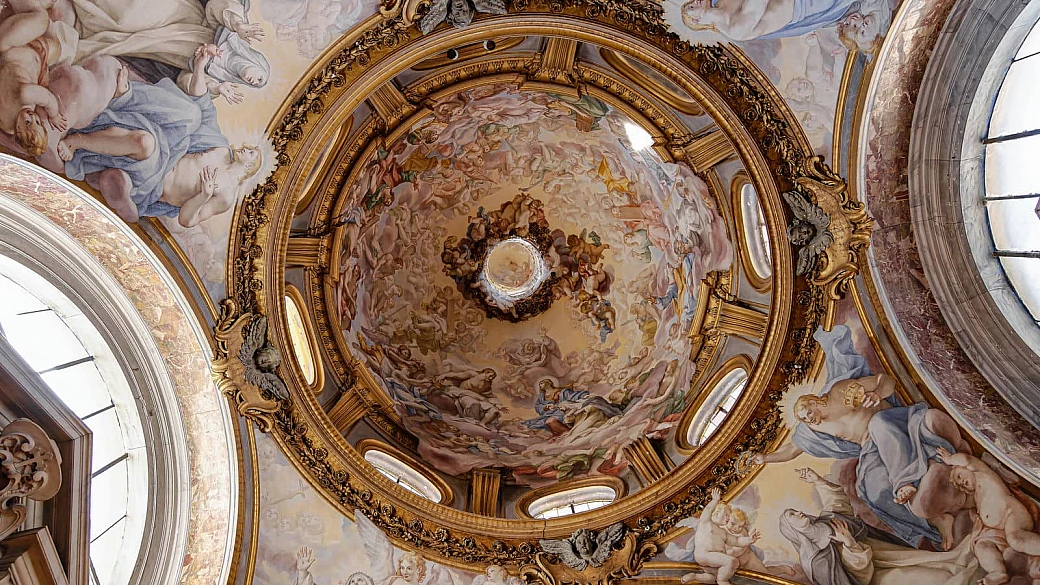 nella città delle 1000 chiese ce n'è una che ospita alberi d'arancio e la porta in legno più antica al mondo