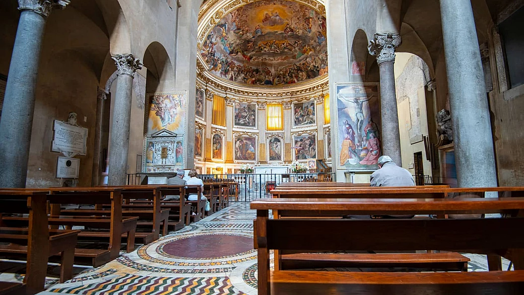 roma, il segreto dell'aula gotica: l'incredibile ciclo di affreschi che ha riscritto la storia dell'arte medievale