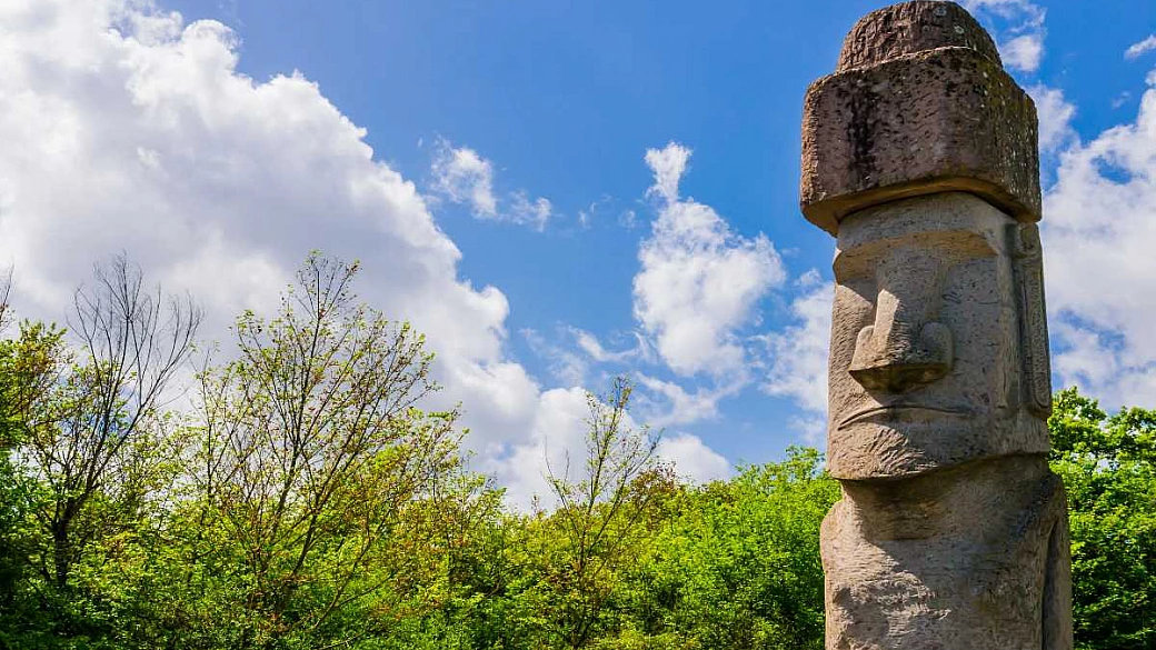 È il borgo delle statue moai, ma per vederle non devi prendere un aereo: si trova a un'ora da roma