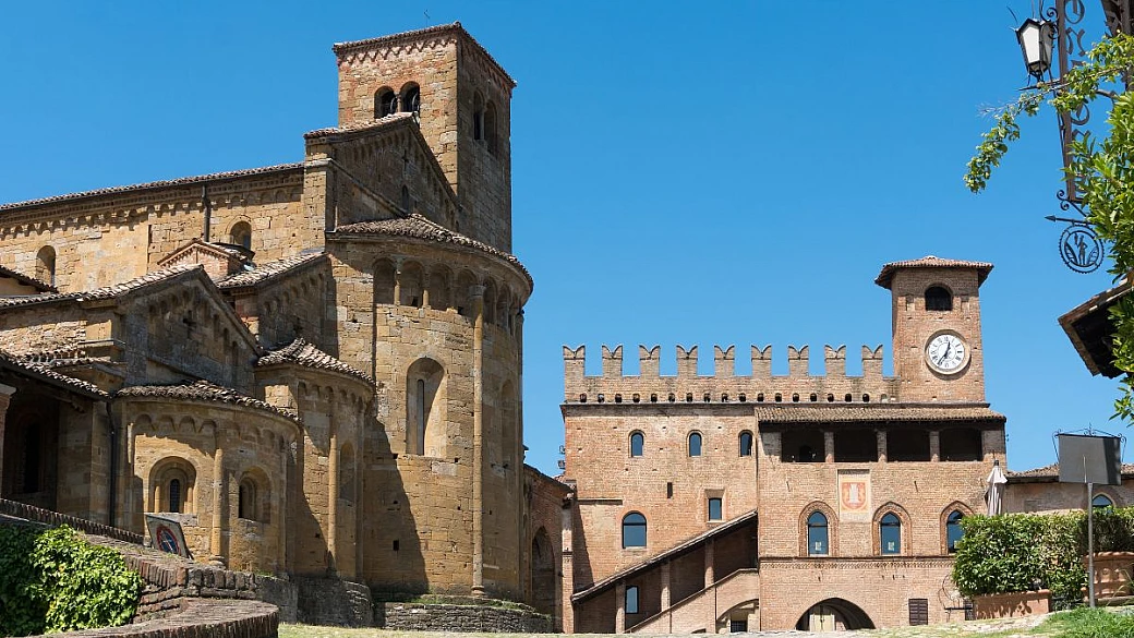 sembra uscito da una fiaba: il borgo fortificato dell'emilia-romagna che tutti vogliono fotografare