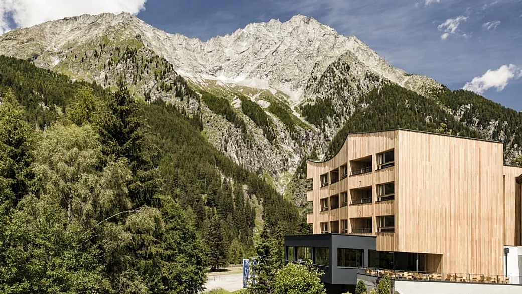 un paradiso in cui respirare e rigenerarsi, immersi tra le dolomiti: tutta la magia del falkensteiner hotel antholz