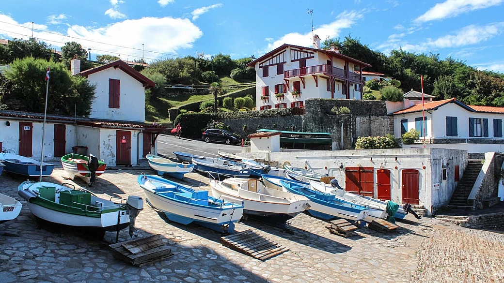 francia, la piccola capitale del surf è il borgo dalle case bianche che guardano dall'alto l'oceano