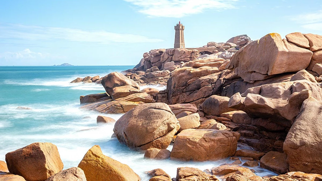 l'hanno scoperta i pescatori: questa spiaggia rosa circondata dalle rocce è la meraviglia pastello del nord