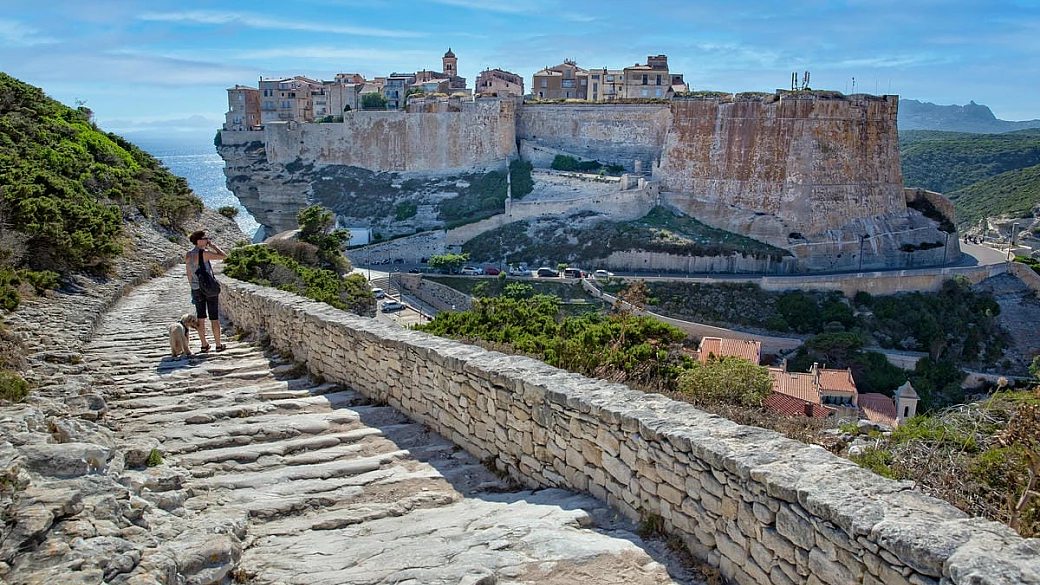 la scala, le case e il mare: bonifacio, dove la corsica diventa un paesaggio da cartolina