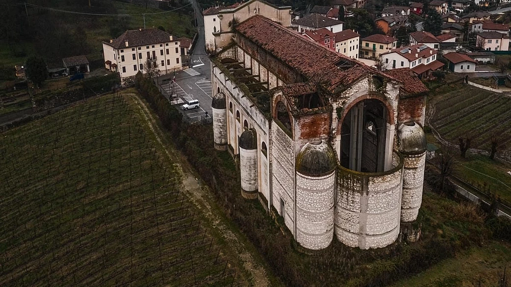 doveva essere una chiesa, ma qui un edificio abbandonato è uno dei misteri più famosi del veneto