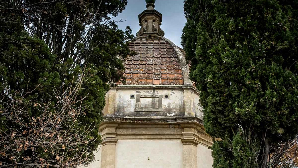 toscana, la cupola del brunelleschi ha una sorella gemella in miniatura in questo borgo della val d'elsa