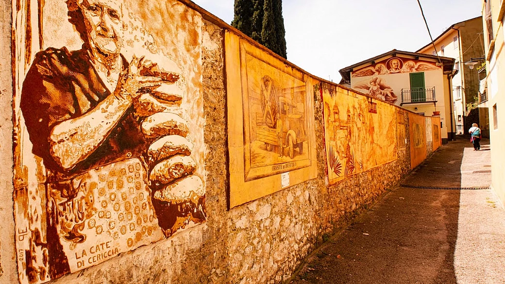 un museo tra i vicoli: in questo borgo della toscana l’arte dipinge ogni angolo del “paese dei graffiti”