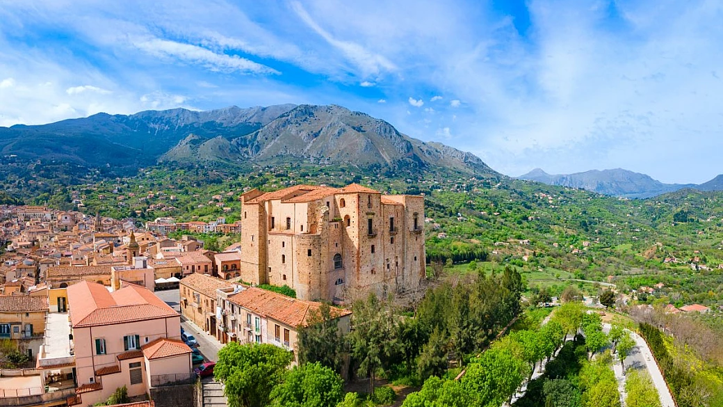 sicilia, il borgo medievale delle madonie famoso per la manna e il castello dei ventimiglia