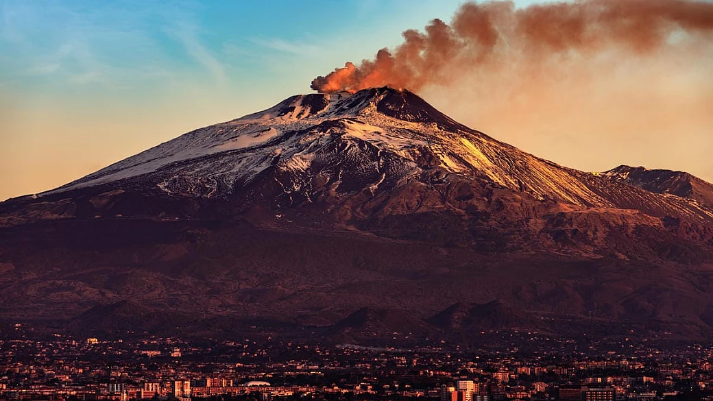3400 metri e solo un giorno per visitarlo: ecco come scoprire il vulcano più alto d'europa, cucina d'autore compresa