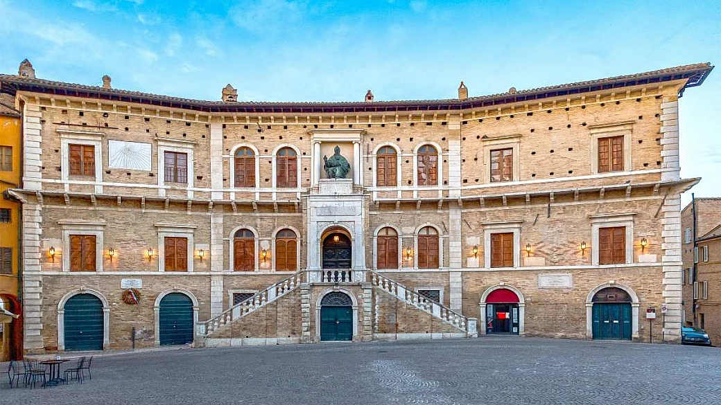 nelle marche c'è una città millenaria che nasconde le cisterne romane più grandi di tutta italia