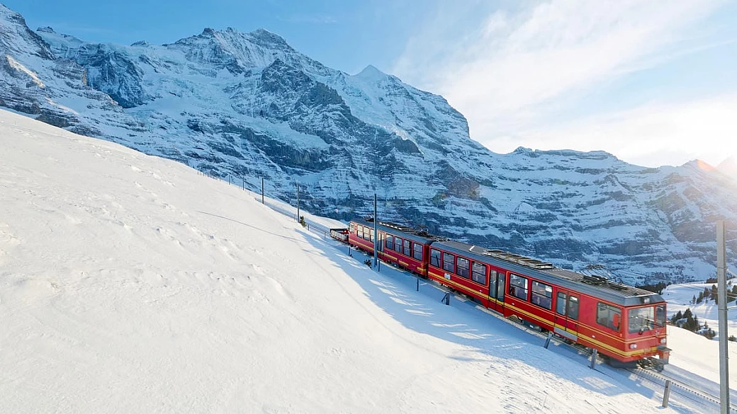 svizzera, qui c'è la stazione ferroviaria più alta d'europa: a 3.454 metri dove trovi la neve tutto l'anno