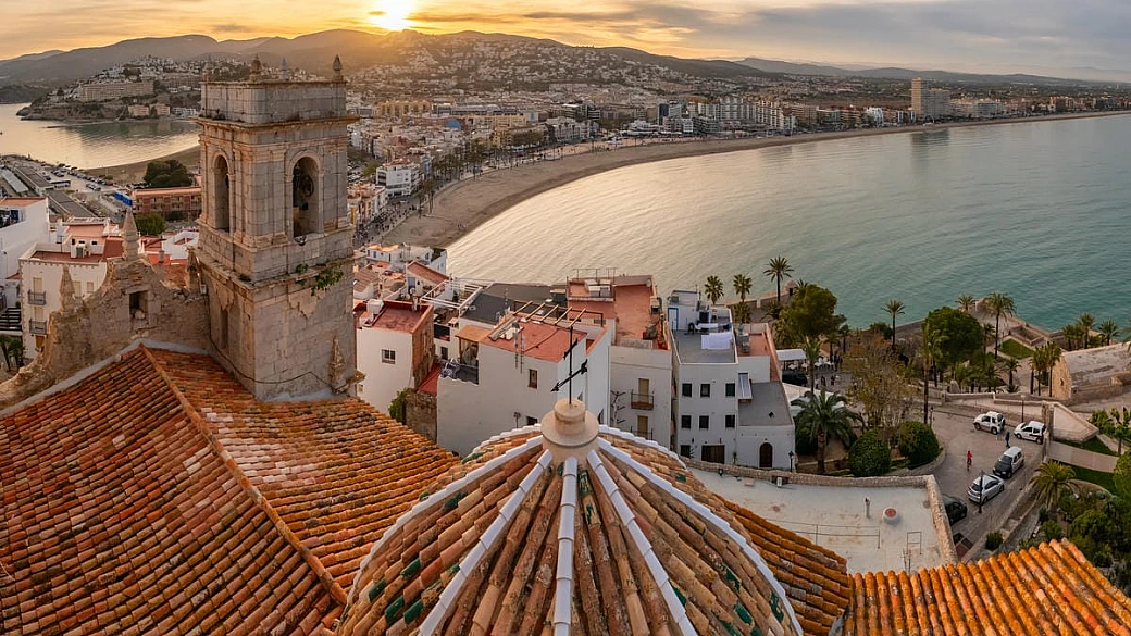 questo borgo con un castello a picco sul mare è il posto giusto per ammirare l’eclissi solare 2026