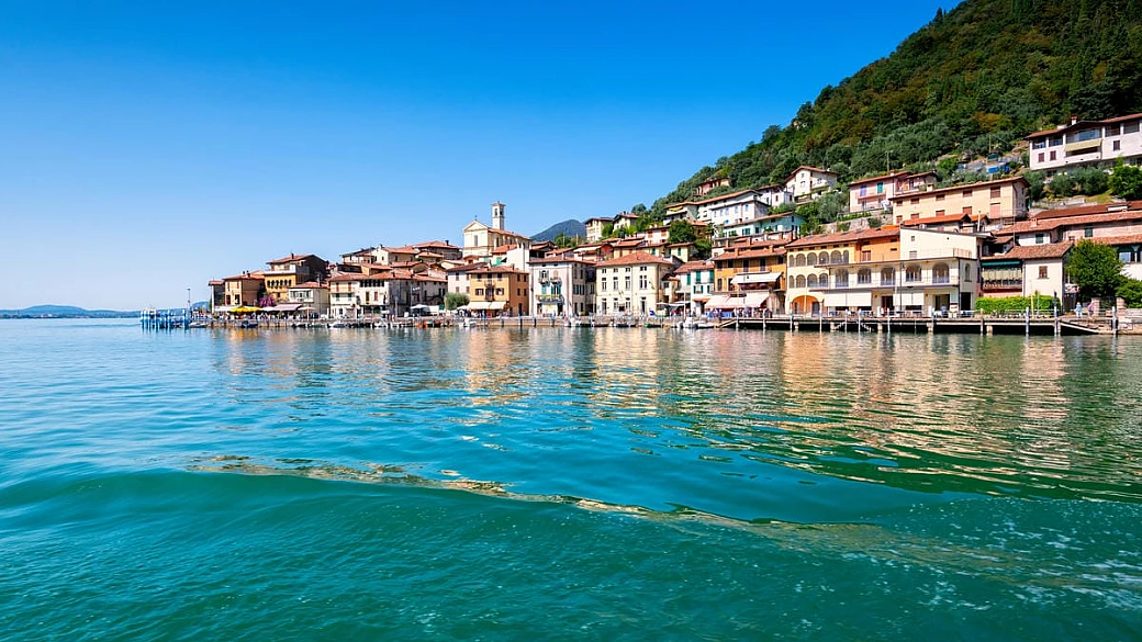 tra specchi d'acqua e vigneti da sogno: il weekend perfetto in lombardia è tra tra il lago d'iseo e la franciacorta