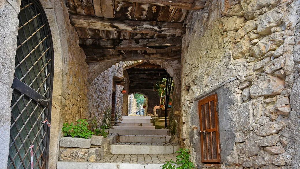 meno conosciuto di quanto merita, questo borgo del basso lazio domina dall'alto tutta la ciociaria