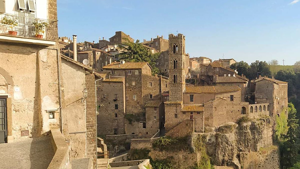 a un'ora da roma c'è il borgo del carnevale divenuto famoso grazie a un bravissimo cantante