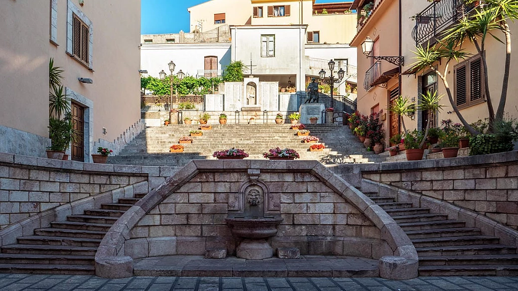 sicilia, il borgo del marmo rosso dove la storia vive tra 22 chiese e antichi templi greci