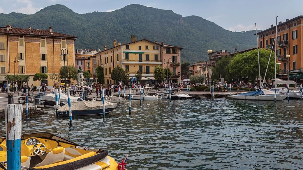 la capitale italiana dei motoscafi di lusso è un piccolo borgo sospeso sulle acque del lago