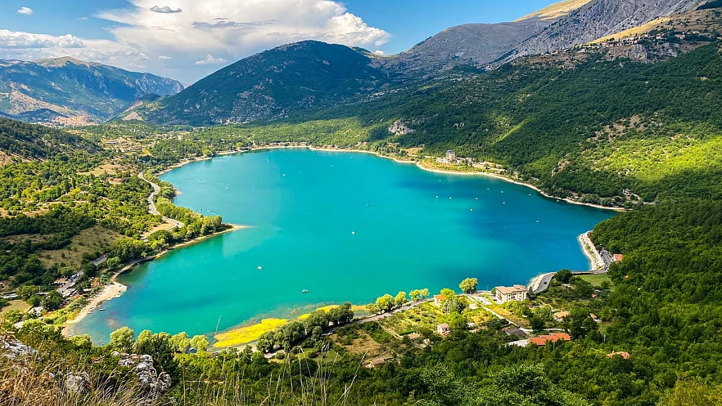 È la bandiera blu dell'abruzzo, ma il mare non c'entra nulla: hai mai visto un lago a forma di cuore?
