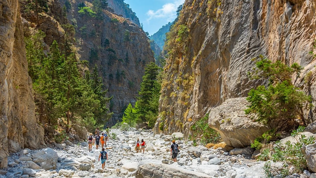 creta, l'isola del trekking in grecia: 3 itinerari per scoprirla in estate