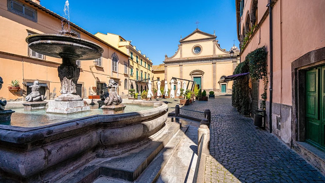 lazio, il borgo dei sarcofagi etruschi dove la storia vive tra basiliche romaniche e campi di lavanda