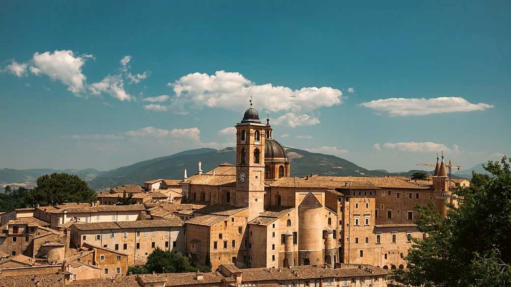 nel cuore delle marche per scoprire la piccola capitale del rinascimento dove è nato il pittore più amato