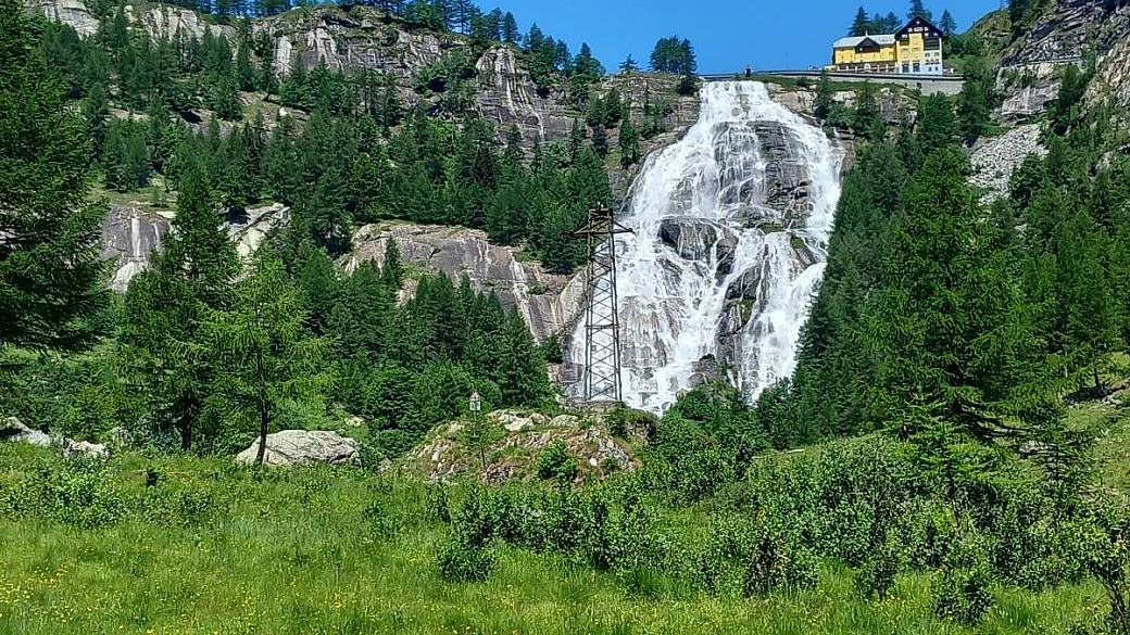 È la valle più isolata di tutta la regione, ma in molti ci arrivano per scoprire la sua cascata a orologeria: è alta quasi 150 metri
