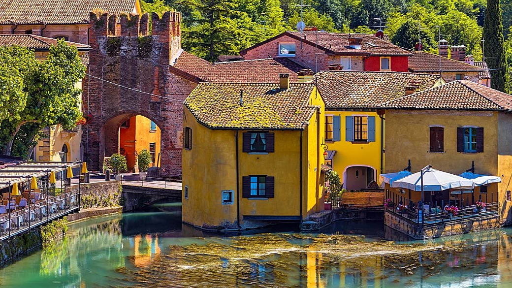 il paese costruito sull’acqua che sembra uscito da un quadro: qui le case si specchiano nel fiume